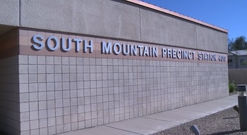 Edificio de bloques grises con la inscripción metálica South Mountain Precinct Station 400 en la pared exterior