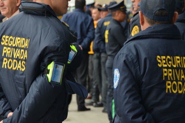 En Colombia hay entre 390.000 y 400.000 personas que trabajan en el sector de vigilancia y seguridad privada, según la Superintendencia de Vigilancia y el Ministerio del Trabajo - crédito Colprensa