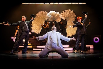 Con escenografía mínima y diversas