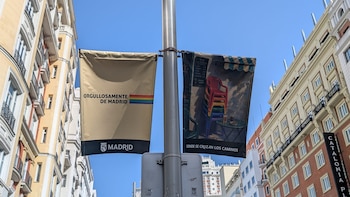 Indignación en el colectivo LGTBI por los carteles del Orgullo del Ayuntamiento de Madrid por “borrar” la diversidad y sus reivindicaciones