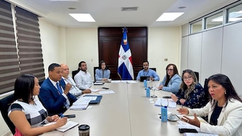 Autoridades del Ministerio de Relaciones Exteriores de Guatemala y representantes de las direcciones de Asuntos Económicos Bilaterales, Negociaciones Comerciales y Promoción Comercial de República Dominicana intercambian perspectivas sobre la implementación del Foro Político-Empresarial, la agenda de seguimiento al memorándum firmado en abril y las oportunidades para fortalecer el comercio y la inversión bilateral. (Foto cortesía MINEX)