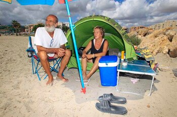 Charo y José Vicente acampando