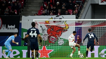 El Aston Villa se repone del error del Dibu Martínez y vence al RB Leipzig para soñar con los octavos de final de la Champions League