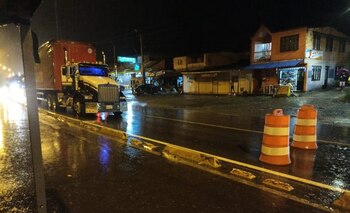La vía al Llano fue cerrada temporalmente en la noche del 9 de octubre - crédito Coviandina / X