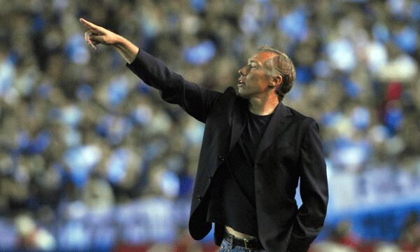 Roberto Sensini asumió como entrenador de Udinese tras su retiro, aunque tuvo una breve gestión dada la posición del club cerca del descenso (Télam)