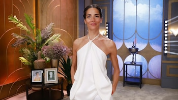Top, pantalón y una espalda protagonista: el look total white que lució Juana Viale en su almuerzo dominical