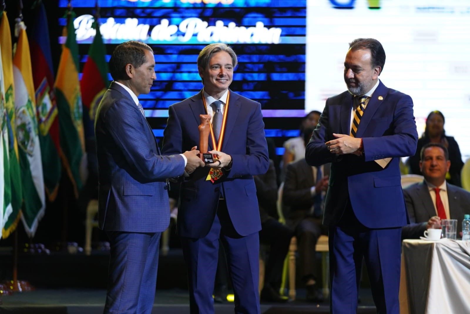 Asinelli junto a Pabel Muñoz, alcalde de Quito, a su izquierda