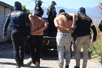 La Policía Nacional Civil señaló que el uso de máscaras y disfraces aparece en delitos de extorsión y homicidio, y relacionó el caso con otros ataques violentos en Guatemala.