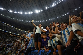 Los simpatizantes argentinos en el último Mundial de Qatar 2022 (REUTERS/Lee Smith)
