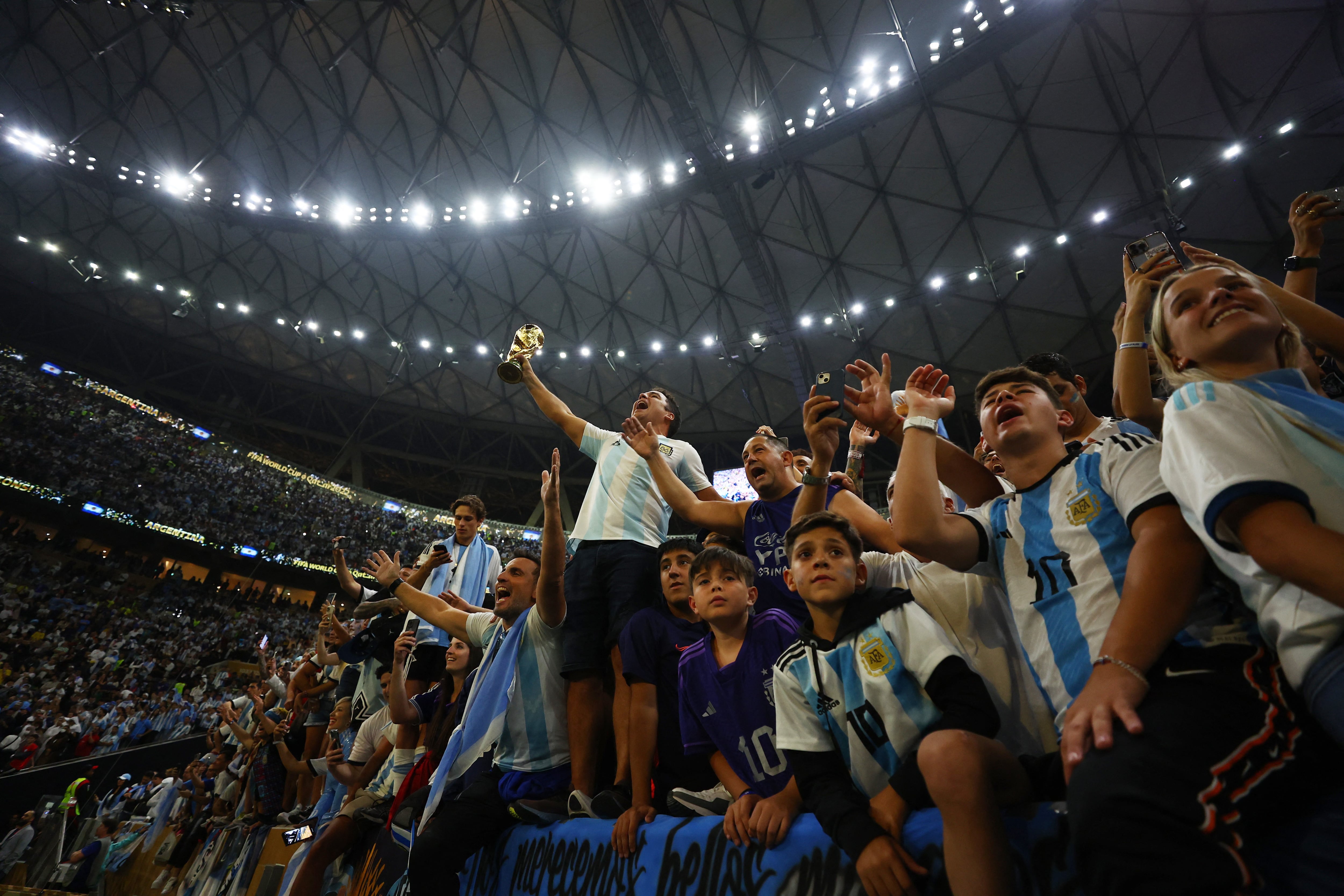Los simpatizantes argentinos en el último Mundial de Qatar 2022 (REUTERS/Lee Smith)