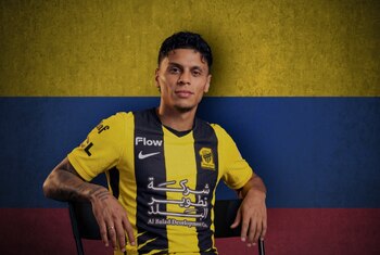 Con la bandera de Colombia al fondo, así fue anunciado Richard Ríos como nuevo jugador del Al Ittihad - crédito Al Ittihad