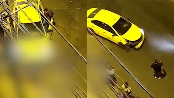 Imagen dividida de cámara de seguridad mostrando un coche amarillo chocado en la calle y a un conductor saliendo del vehículo, con personas borrosas
