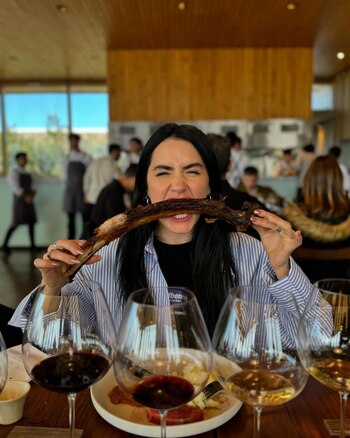 Lali disfrutando de un almuerzo