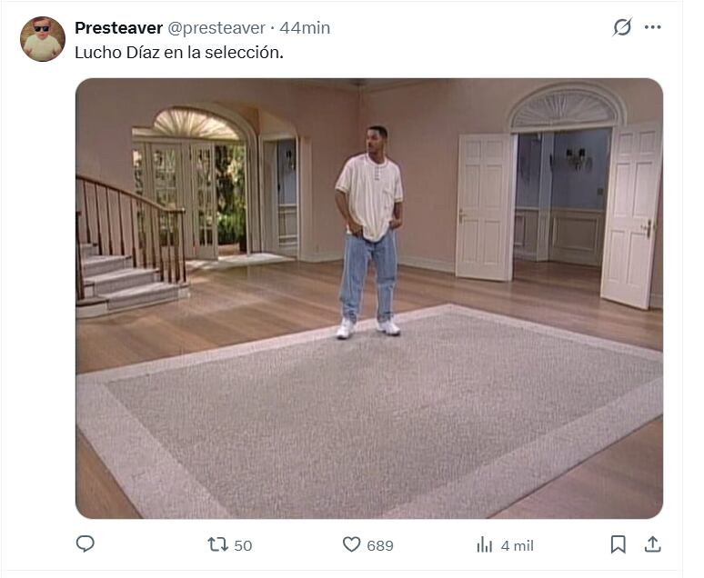 La soledad en la cancha y la creatividad digital coincidieron al reflejar el esfuerzo del delantero en un equipo perdido - crédito X