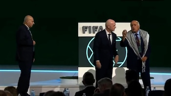 Tenso momento en un Congreso de FIFA: Gianni Infantino intentó reunir a los representantes del fútbol de Palestina e Israel