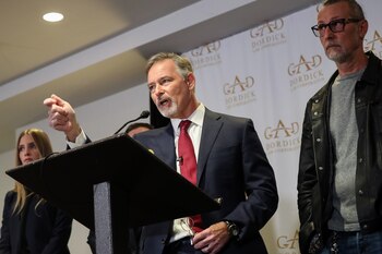El abogado Gary Dordick (c), acompañado por su cliente, el jefe de iluminación de la película 'Rust', Serge Svetnoy (d), este miércoles durante una conferencia de prensa en la que anunciaron la presentación de una demanda contra Alec Baldwin y otros miembros de la producción de ese filme, en Los Ángeles (EFE/Caroline Brehman)