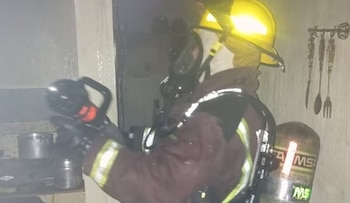 El comandante Giovanni Gallego Ramírez calificó la agresión en La Ceja como un hecho inédito en la historia reciente de la institución - crédito Bomberos La Ceja