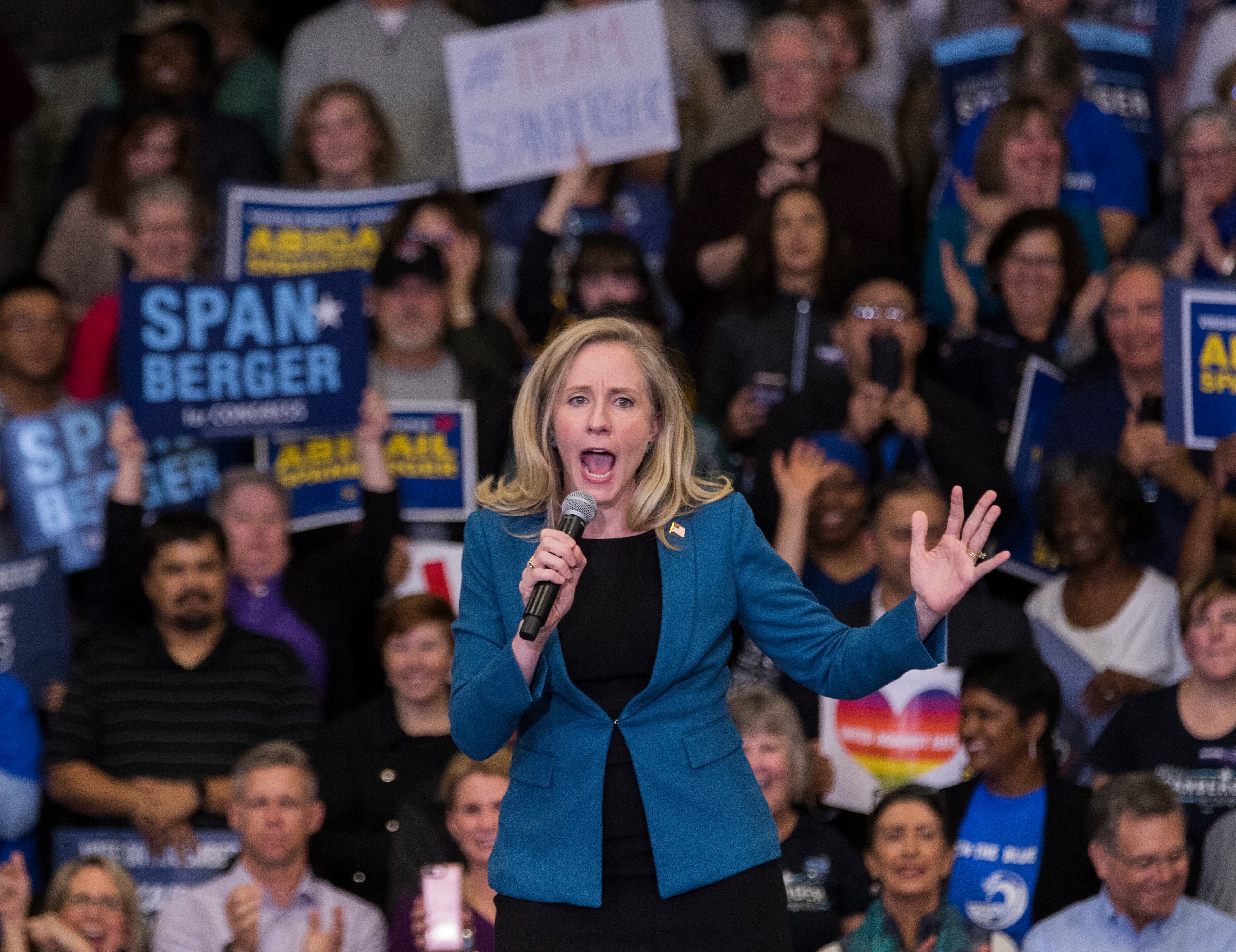 La ex agente de la CIA Abigail Spanberger se convirtió en la primera mujer gobernadora del estado de Virginia (EFE/Erik S. Lesser)