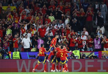 Los jugadores de España celebrar