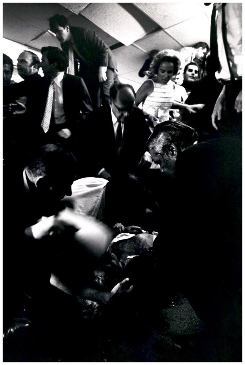 Juan Romero auxiliando a Robert F. Kennedy después del tiroteo. (Crédito: Archivo desclasificado RFK Assassination 2017-0108)