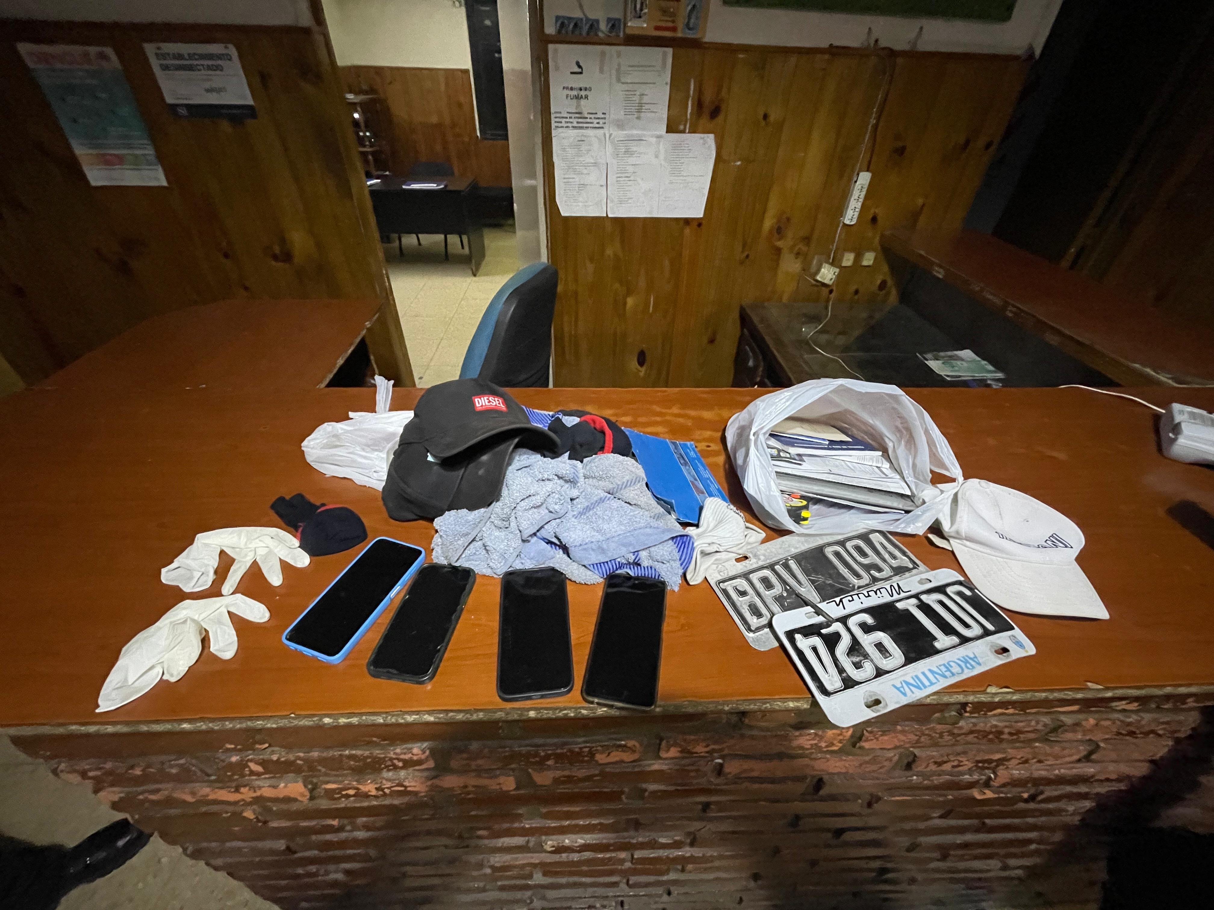 Parte de los elementos que fueron secuestrados en los operativos