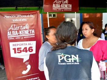 Una familia, incluyendo dos adultos