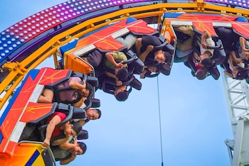 Las fiestas agostinas de San Salvador incluyeron volatines y maromeros que hacían acrobacias sobre sogas y recorrían las calles con presentaciones itinerantes. (Foto: Alcaldía de San Salvador Centro)