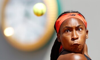 La estadounidense Coco Gauff mira