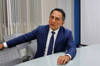 Diputado Javier Castro Cruz de Fuerza Popular sentenciado por difamación, usa su despacho en el Congreso para asistir a sus audiencias judiciales.
