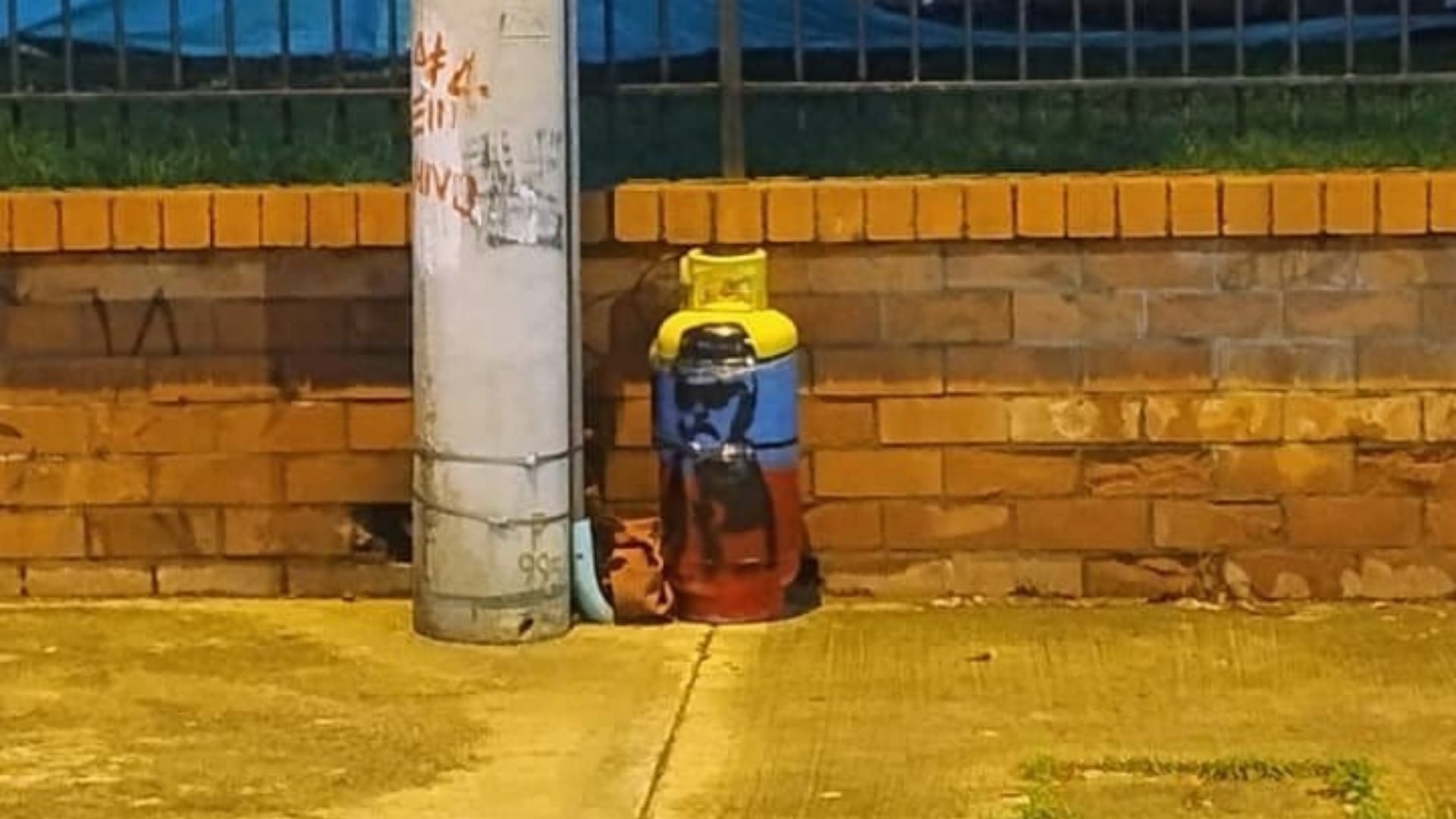 Cilindro con colores alusivos a las disidencias de las Farc fue abandonado cerca a un centro comercial en Cali: hubo alerta por posible presencia de explosivos