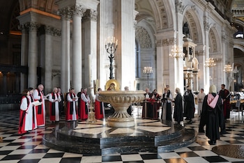 Dame Sarah Mullally (centro derecha)