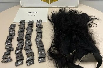 Debajo de la prótesis de