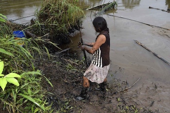 Pobladores limpian un derrame de