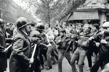 Manifestantes se enfrentan a las fuerzas policiales en el Boulevard Saint Michel durante el Mayo Francés de 1968 (Foto: AFP PHOTO / Jacques MARIE)