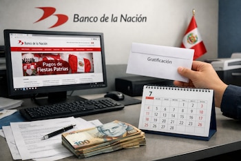 Mesa de oficina con computadora, portal del Banco de la Nación, calendario de julio, billetes de soles, mano con sobre de gratificación y bandera de Perú.