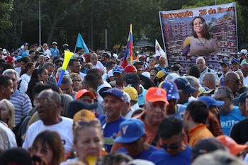 Personas participan en una manifestación de la oposición venezolana para exigir un cronograma electoral y comicios presidenciales para 2027, convocada por el partido Vente Venezuela (VV) este jueves, en Caracas. EFE/ Miguel Gutiérrez
