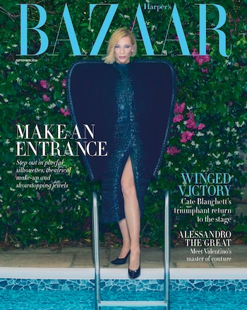 Portada de revista Harper's Bazaar con Cate Blanchett de pie, vestida de negro con capa voluminosa, junto a una piscina y vegetación