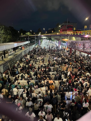 Colectivos de madres buscadoras en las inmediaciones del Estadio Ciudad de México. (X/@CarlosTejeda111)