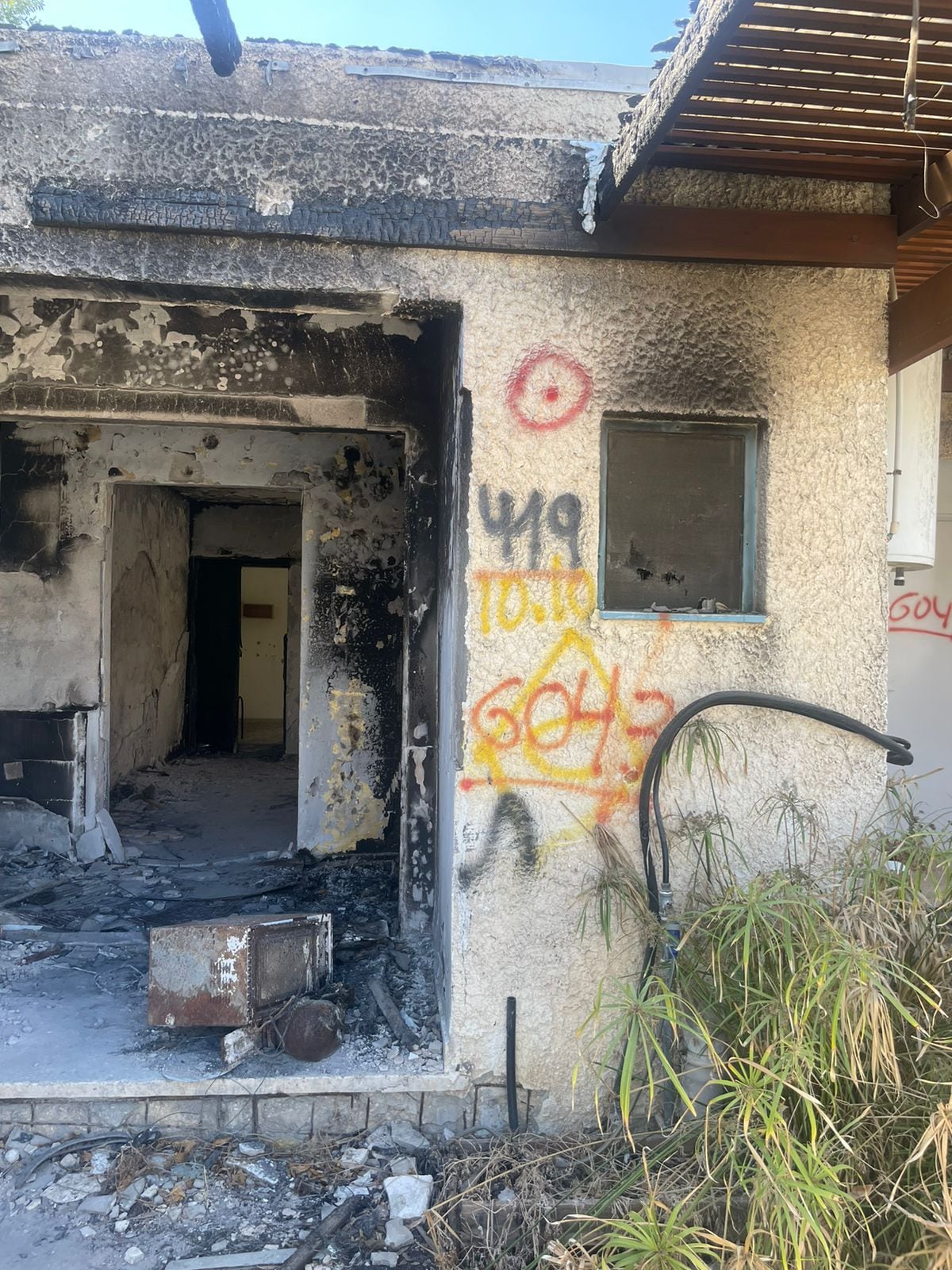 Muchas de las casas atacadas fueron quemadas con gente adentro