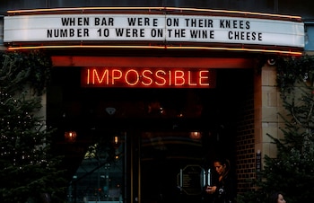 Una mujer revisa su teléfono