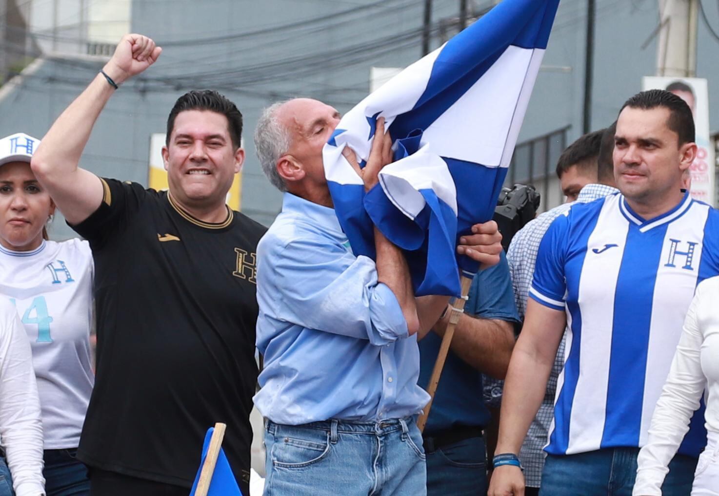 Nasry “Tito” Asfura es candidato a la Presidencia de la República de Honduras por el Partido Nacional, durante una gira de campaña (Infobae)