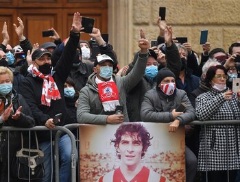 Fanáticos de Vicenza acudieron al último adiós a Paolo Rossi (REUTERS)