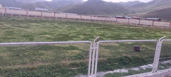 Estado del campo del estadio Bicentenario Túpac Amaru tras el mantenimiento que le dio la Municipalidad de Macari