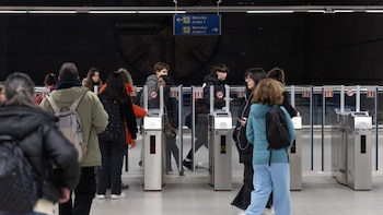 Adiós al billete de metro en Madrid: los viajeros podrán pagar con tarjeta bancaria y móvil a partir del 1 de junio