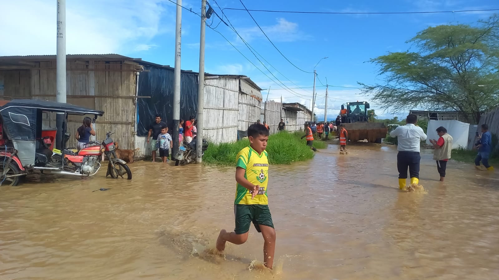 Fuertes lluvias por El Niño ya sacuden la frontera entre Perú y Ecuador: aniegos, ríos desbordados y tormenta