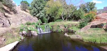 La zona de baño de Descargamaría es un punto de encuentro para quienes buscan naturaleza y autenticidad en la Sierra de Gata