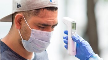 Una de las pruebas realizadas en los Kioscos de la Salud, es la toma de temperatura como parte de un expedienté que se elabora de cada persona que es atendida (Foto: Cuartoscuro)