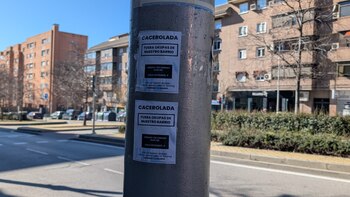 Panfleto que anuncia una cacerolada contra la okupación de la urbanización en la calle Excelente 6, en Carabanchel Alto (Madrid). (Infobae España)