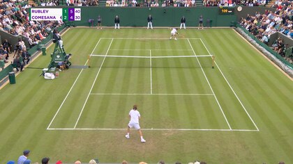 El argentino Francisco Comseña protagonizó el batacazo del día en Wimbledon: la furia de Rublev tras perder su saque y el punto clave que hizo delirar al público