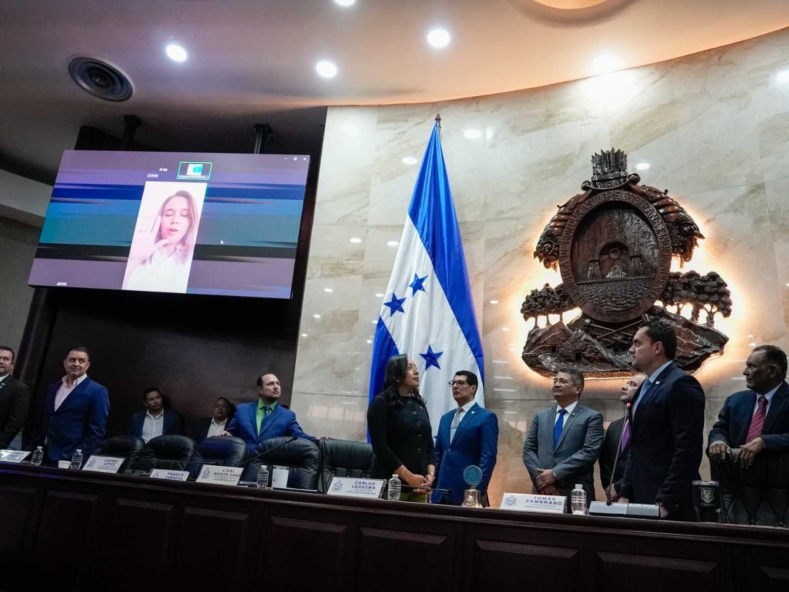 La abogada Aixa Zelaya fue juramentada de manera virtual al encontrarse fuera del país. Durante la sesión legislativa, diputados de Libre protestaron y calificaron de